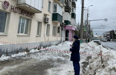 В Пензе снег с крыши отправил подростка на больничную койку В Пензе снег с крыши отправил подростка на больничную койку