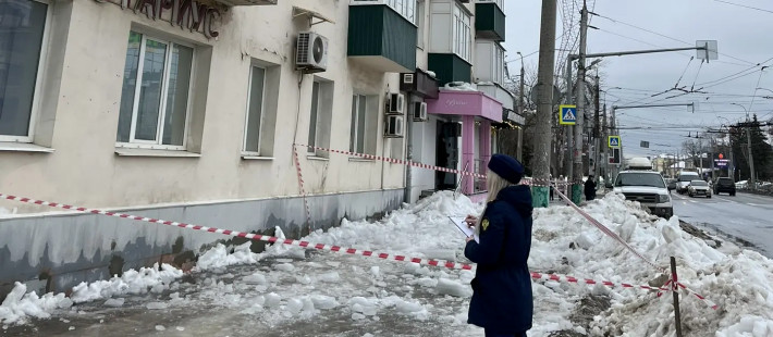 В Пензе снег с крыши отправил подростка на больничную койку