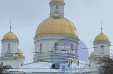 В Пензе рабочий сорвался с крыши Спасского собора В Пензе рабочий сорвался с крыши Спасского собора