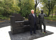 Не забудьте поздравить! Сегодня день рождения празднует известный промышленник Юрий Почивалов