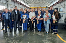 Сотрудницы станкостроительного завода в Пензе получили поздравления с 8 марта Сотрудницы станкостроительного завода в Пензе получили поздравления с 8 марта