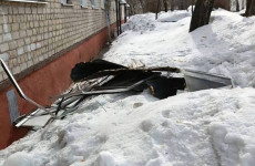 Опасность над головой: в пензенской пятиэтажке обрушились крыша и стекло балкона