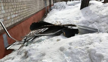 Опасность над головой: в пензенской пятиэтажке обрушились крыша и стекло балкона