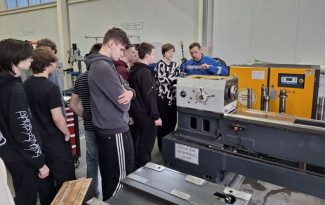 Экскурсия в индустрию: школьникам из Пензы показали современное станкостроение