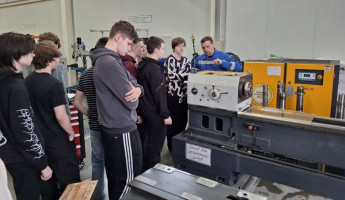 Экскурсия в индустрию: школьникам из Пензы показали современное станкостроение