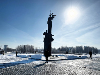 В Пензе стартовала акция «Пост №1»: молодежь заступила в караул