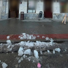 С крыш в Пензе продолжают падать ледяные глыбы — пострадала женщина