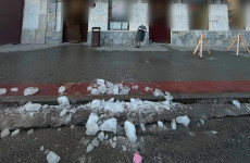 С крыш в Пензе продолжают падать ледяные глыбы — пострадала женщина