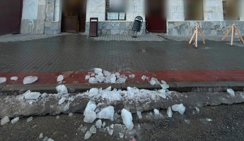 С крыш в Пензе продолжают падать ледяные глыбы — пострадала женщина