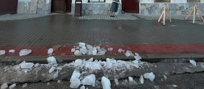 С крыш в Пензе продолжают падать ледяные глыбы — пострадала женщина
