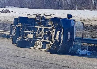 Жесткое ДТП в Пензе: маршрутка перевернулась после столкновения с бетономешалкой