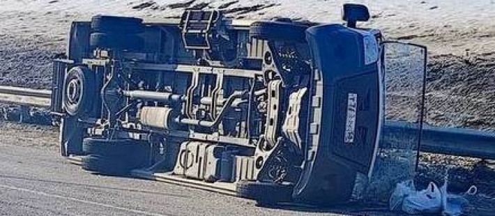 Жесткое ДТП в Пензе: маршрутка перевернулась после столкновения с бетономешалкой