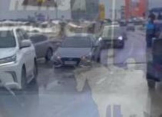 Дороги Пензы «показали уровень»: очередное авто застряло в яме