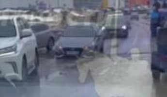 Дороги Пензы «показали уровень»: очередное авто застряло в яме