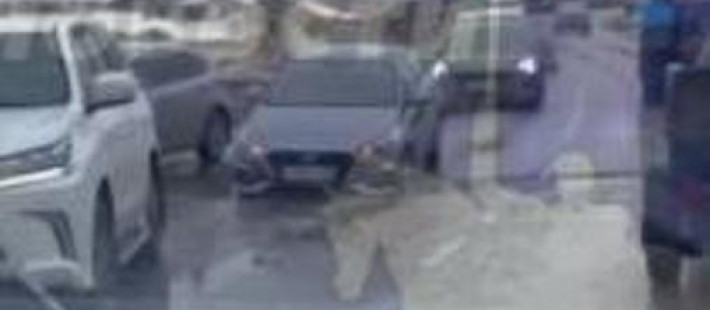 Дороги Пензы «показали уровень»: очередное авто застряло в яме