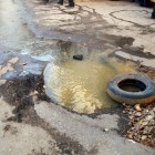 Нечистоты стали головной болью для жильцов дома в Арбеково