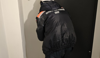 Мать не могла попасть домой: в Пензе спасли запертого малыша