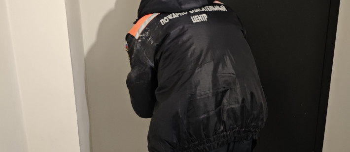 Мать не могла попасть домой: в Пензе спасли запертого малыша