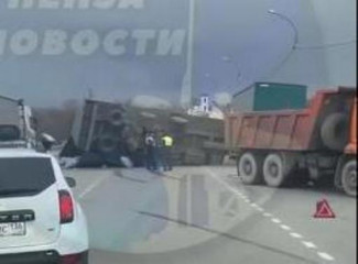 В Пензенской области перевернулся полуприцеп: М5 встала в огромной пробке