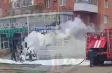 Пензенские дорожники допустили ЧП: у памятника Победы вспыхнула бочка с битумом