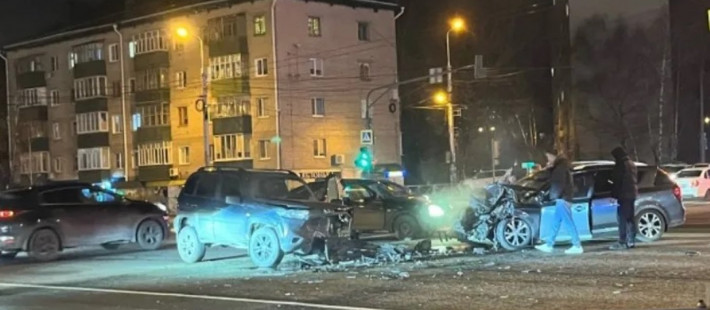 В жесткой аварии на перекрестке у Суворовского в Пензе пострадали пятеро