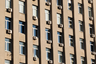 Шокирующий случай в Пензе: уборщица переломала кости, сорвавшись с третьего этажа