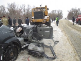 Появились фото с кровавого ДТП, где трактор насмерть раздавил пассажира Renault Loga
