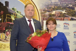 Вадим Супиков поздравил женщин с Днем Матери и наградил их медалями