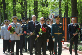 Пензенский губернатор пришел к памятному камню с именем деда в День Победы