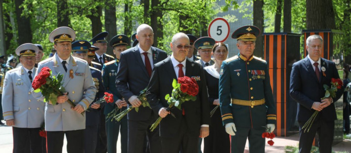 Пензенский губернатор пришел к памятному камню с именем деда в День Победы