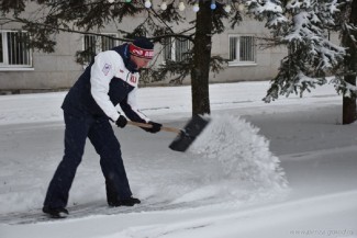Мэр Пензы Виктор Кувайцев вышел на уборку снега