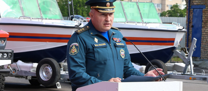В Пензу прибыл глава МЧС России: он наградил спасателей и вручил ключи от спецтехники