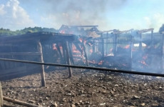 Во время жуткого пожара в Никольском районе сгорели несколько зданий Во время жуткого пожара в Никольском районе сгорели несколько зданий