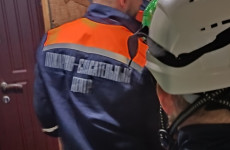 На улице Суворова в Пензе ребенок вышел в проем окна: на место срочно выехали спасатели На улице Суворова в Пензе ребенок вышел в проем окна: на место срочно выехали спасатели