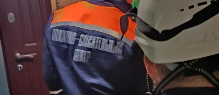 На улице Суворова в Пензе ребенок вышел в проем окна: на место срочно выехали спасатели