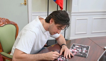 Обладатель Кубка Стэнли Петр Кочетков приехал в Пензу и раздал автографы Обладатель Кубка Стэнли Петр Кочетков приехал в Пензу и раздал автографы