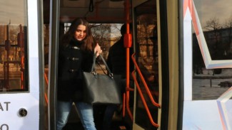 Девушка в маске и с ножом набросилась на пассажиров троллейбуса