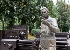 В Пензе уже десятилетие стоит монумент, посвященный мастеру токарного дела
