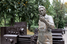 В Пензе уже десятилетие стоит монумент, посвященный мастеру токарного дела В Пензе уже десятилетие стоит монумент, посвященный мастеру токарного дела