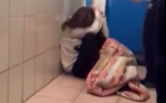 Подростки зверски избили школьницу и сняли происходящее на видео 