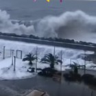 Огромные волны затопили первые этажи гостиниц в Сочи 