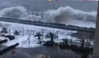 Огромные волны затопили первые этажи гостиниц в Сочи 