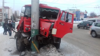 В центре Пензы «КамАЗ» сбил женщину и протаранил столб
