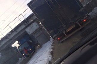 В Пензе под железнодорожным мостом застряла очередная фура