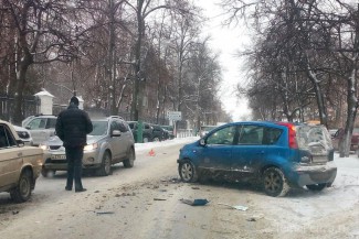 В Пензе возле гимназии №1 разбились сразу три легковушки