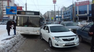 В центре Пензы автобус с пассажирами протаранил «Тойоту»