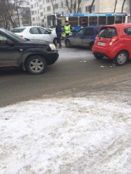 Возле ТЦ «Суворовский» не поделили дорогу «Рено» и «Тойота»