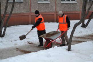 5 тонн песка. Пензу засыпали пескосоляной смесью