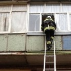 Пензенские спасатели пришли на помощь малышке, забравшись в квартиру через балкон