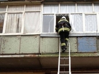 Пензенские спасатели пришли на помощь малышке, забравшись в квартиру через балкон
